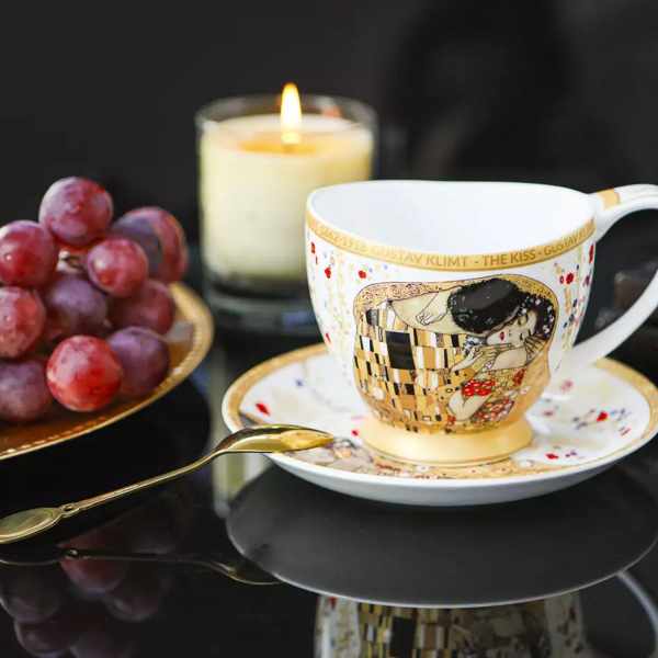 Taza de tÃ© con plato El Beso de Klimt con plato en mesa